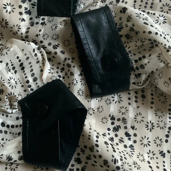 perfect travel companion ❣️ CAbi Faux Leather Accents 37” length - Picture 6 of 11